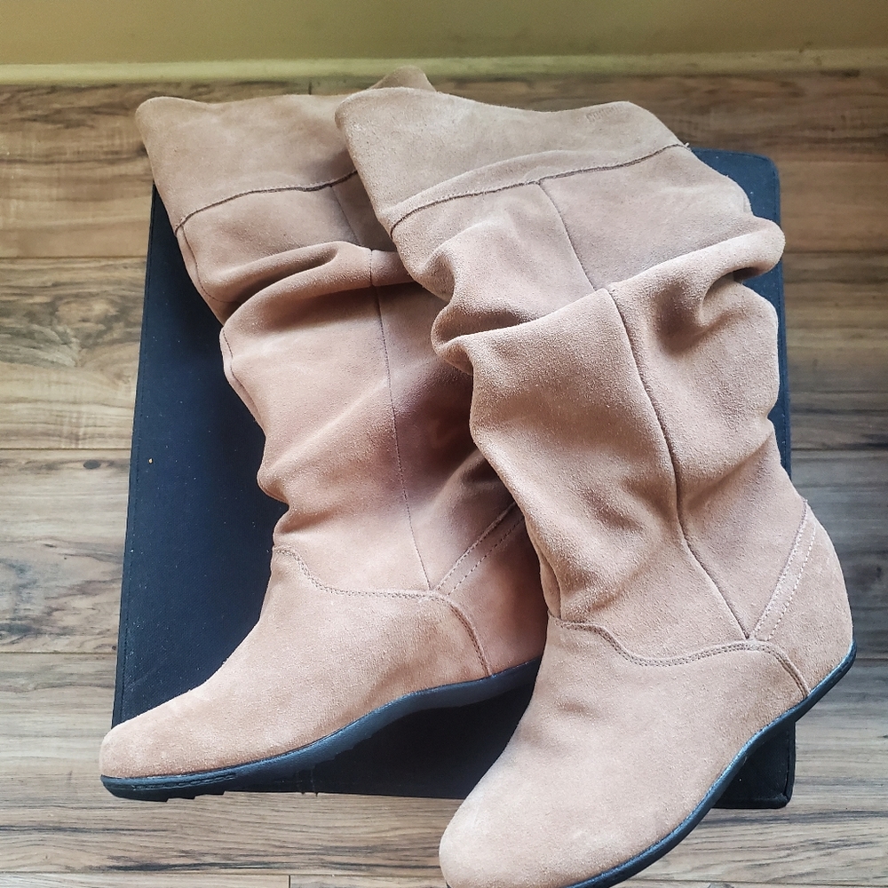 Cougar authentic brown boots sz. 6 suade